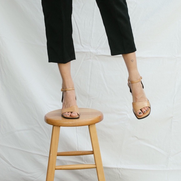 Amazing Beige Italian Heel Sandaals - Picture 2 of 4